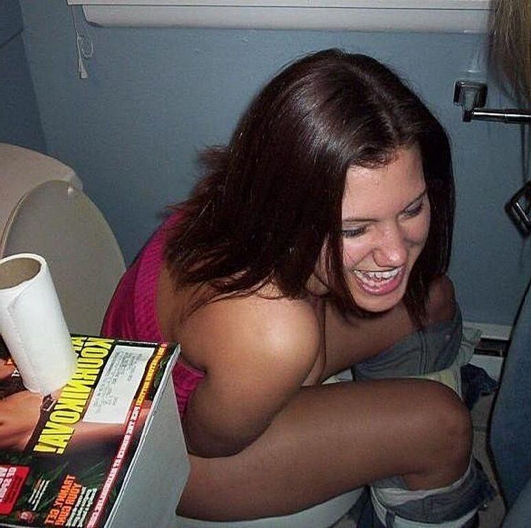 Senhoras urinando no banheiro