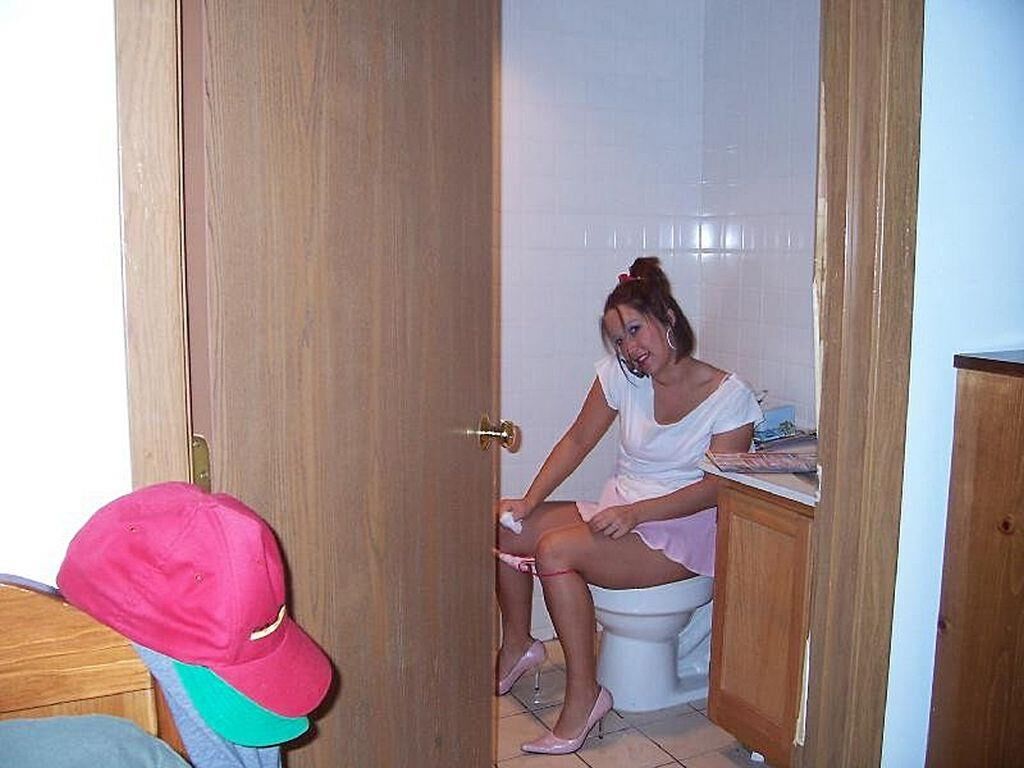 Senhoras urinando no banheiro