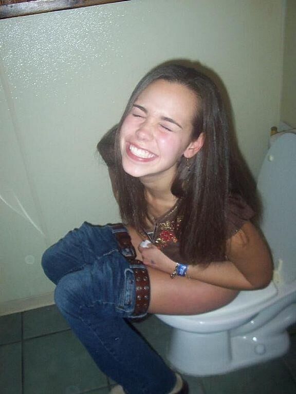 トイレで小便をしている女性を見てみましょう