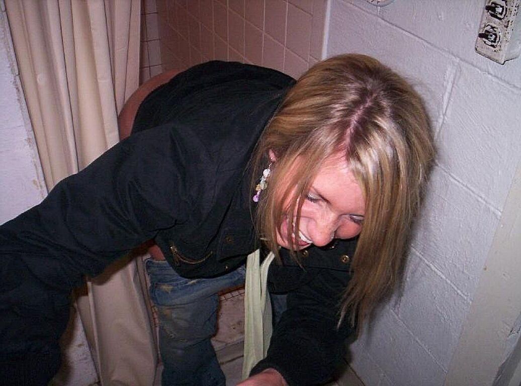 トイレで腹を立てているかわいい女の子