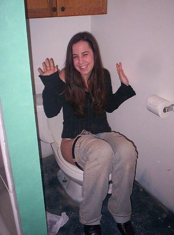 トイレでアクションを放尿する女性