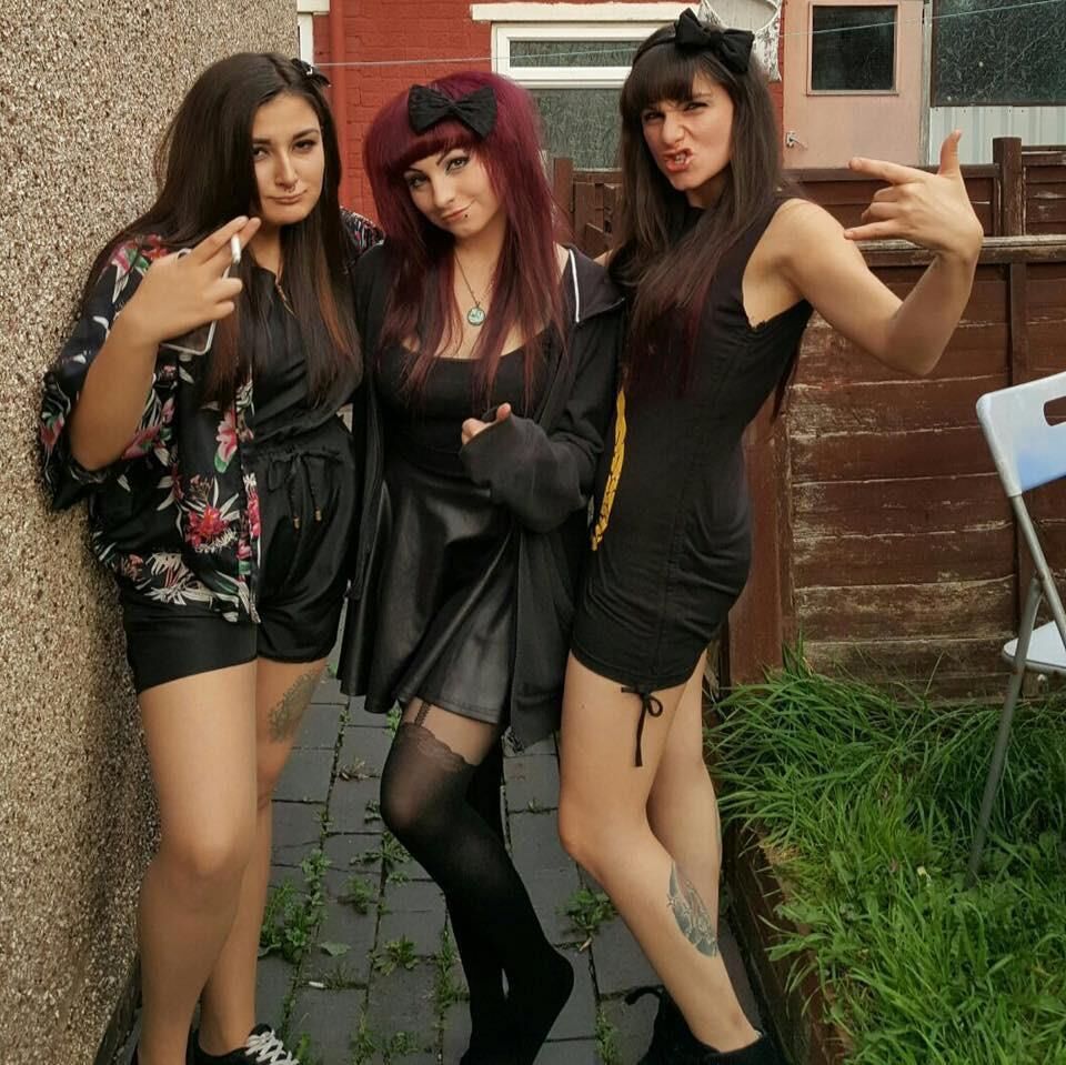 Aún más chicas fumadoras.