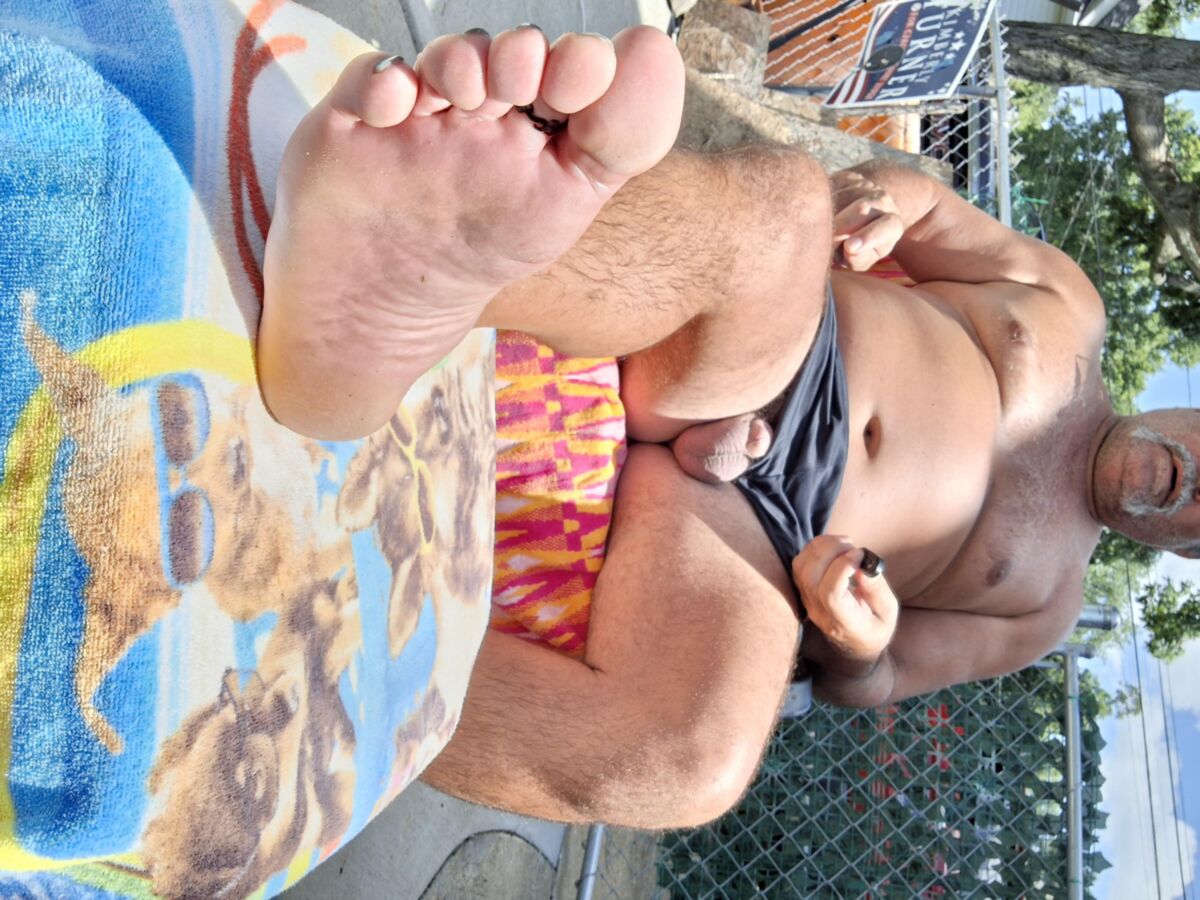 Mit Flip Flops auf meine Füße pissen
