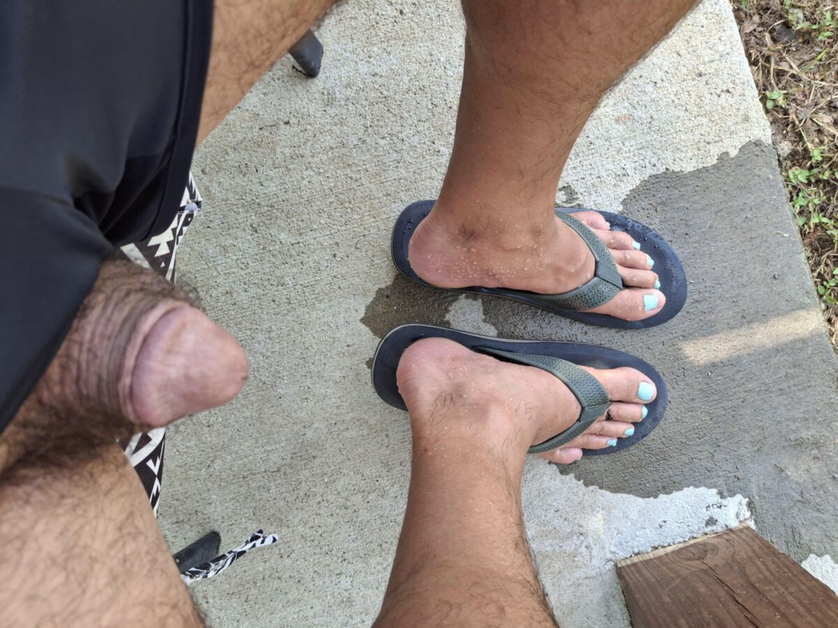 Mit Flip Flops auf meine Füße pissen