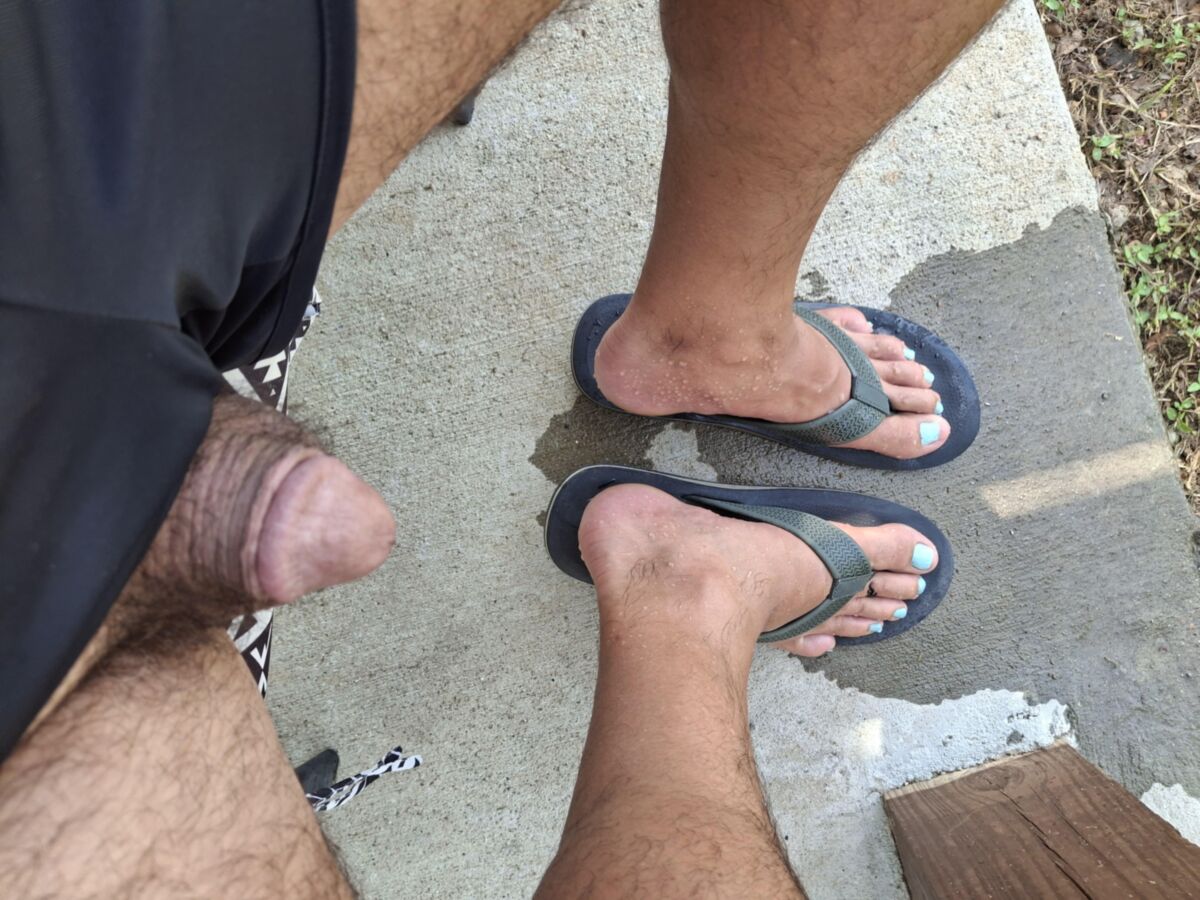 Mit Flip Flops auf meine Füße pissen