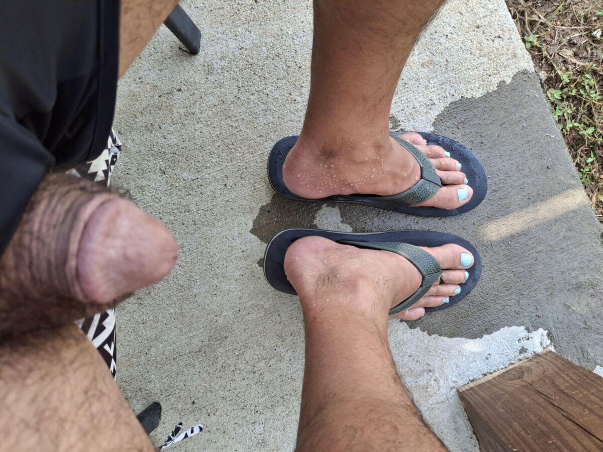 Mit Flip Flops auf meine Füße pissen