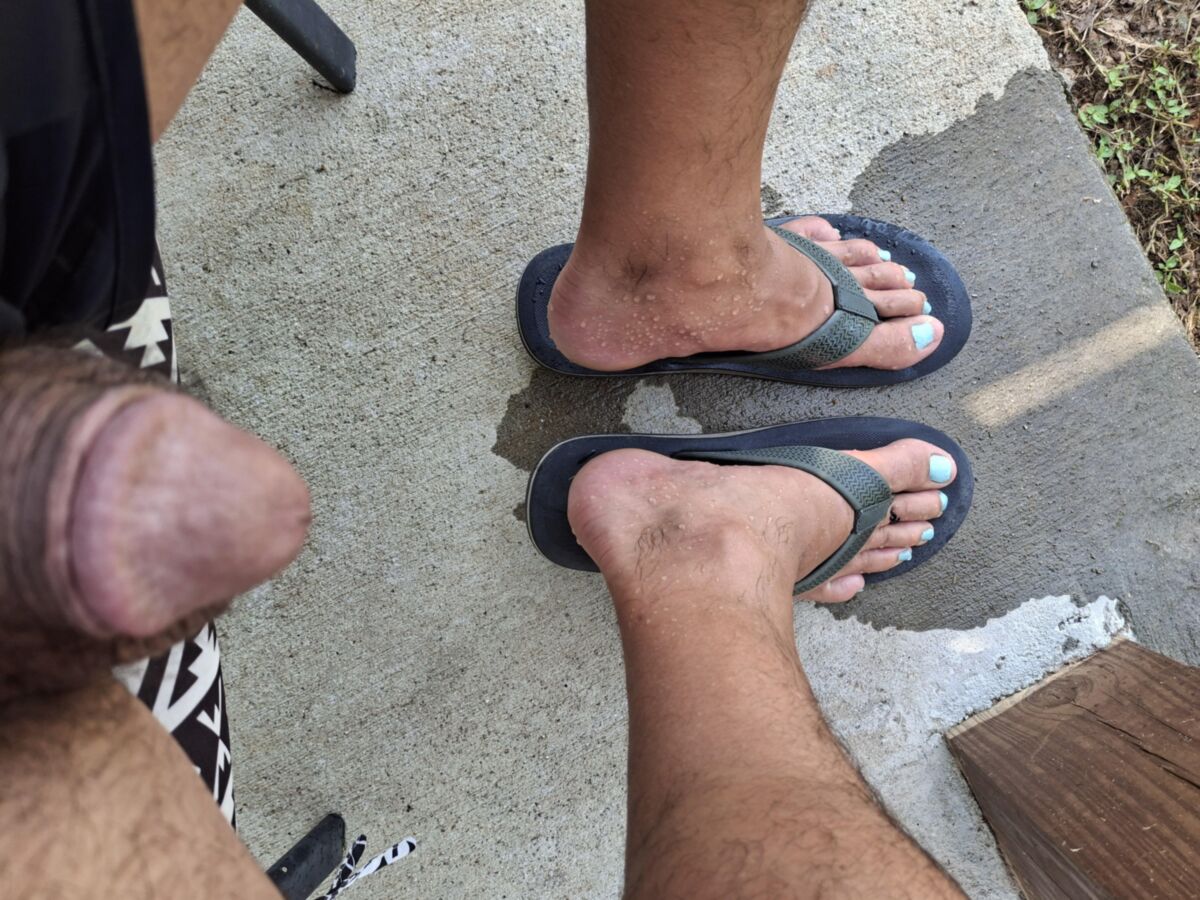 Mit Flip Flops auf meine Füße pissen