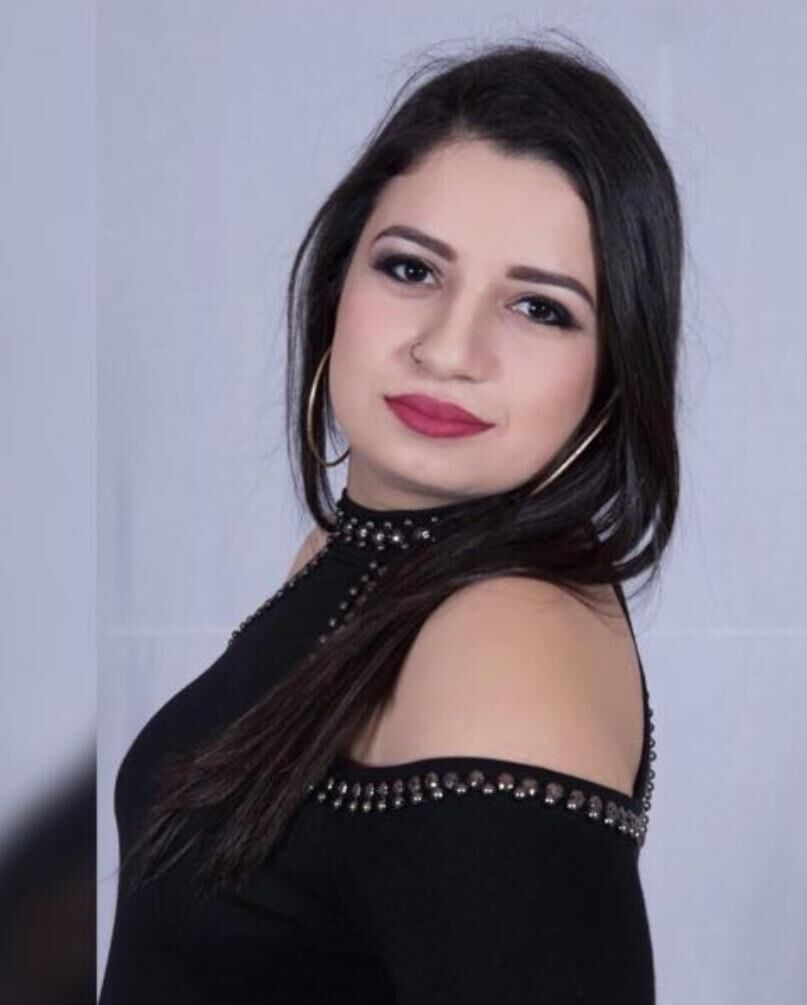 ぽっちゃりした痴女ラティーナナースサブリンは彼女の熱い猫を見せて彼女を見つけます