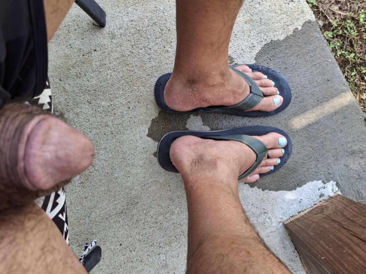 Mit Flip Flops auf meine Füße pissen