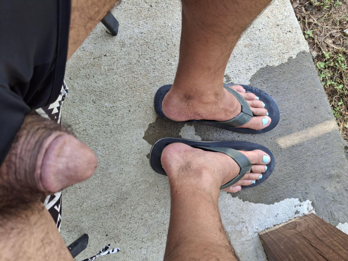 Mit Flip Flops auf meine Füße pissen