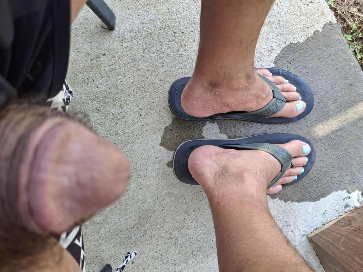 Mit Flip Flops auf meine Füße pissen