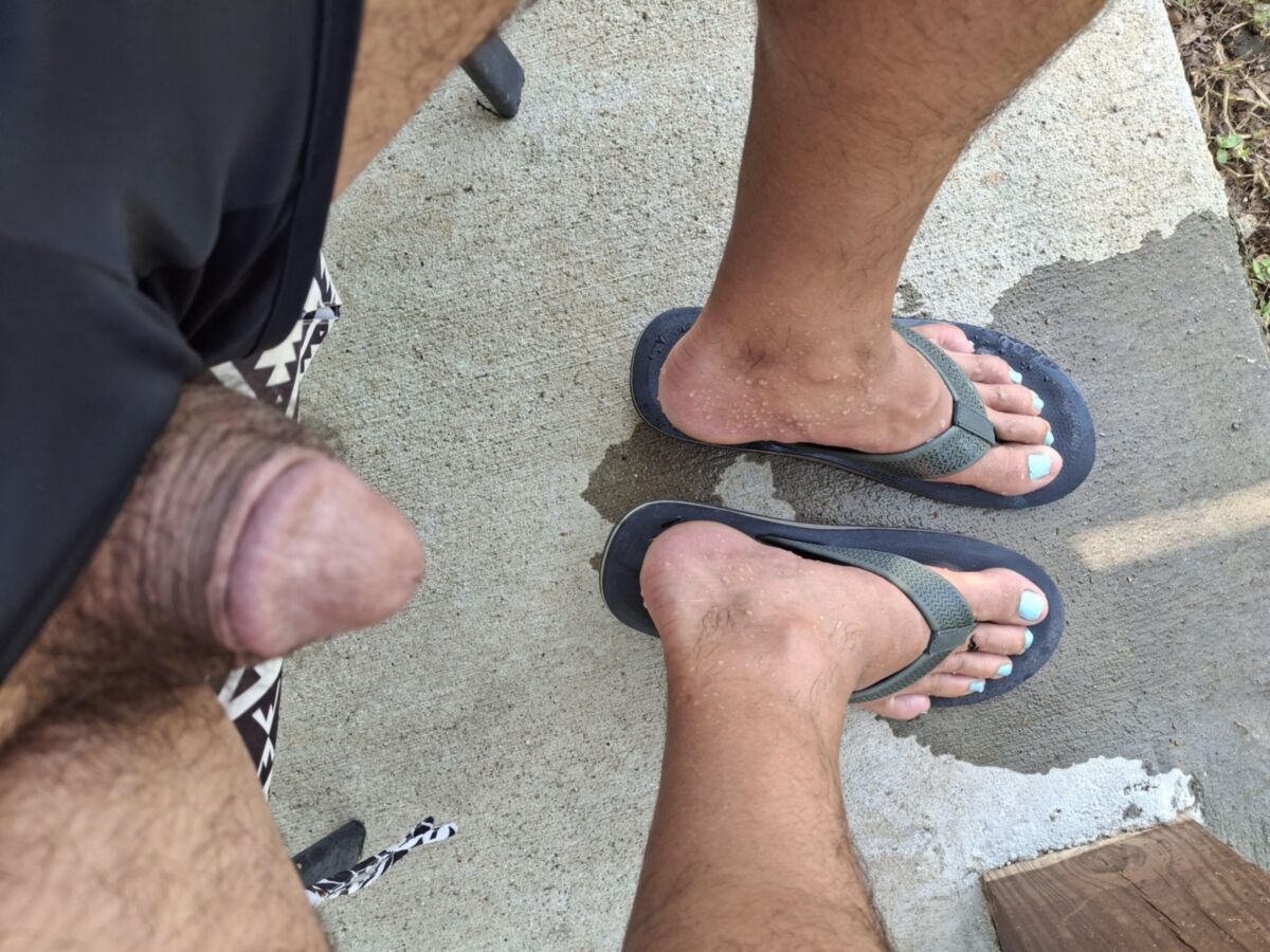Mit Flip Flops auf meine Füße pissen