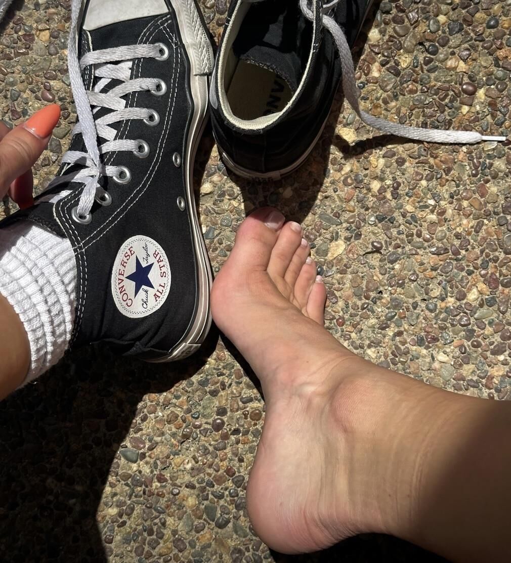 Kristin entfernen ihre schwarzen Gegner und Socken