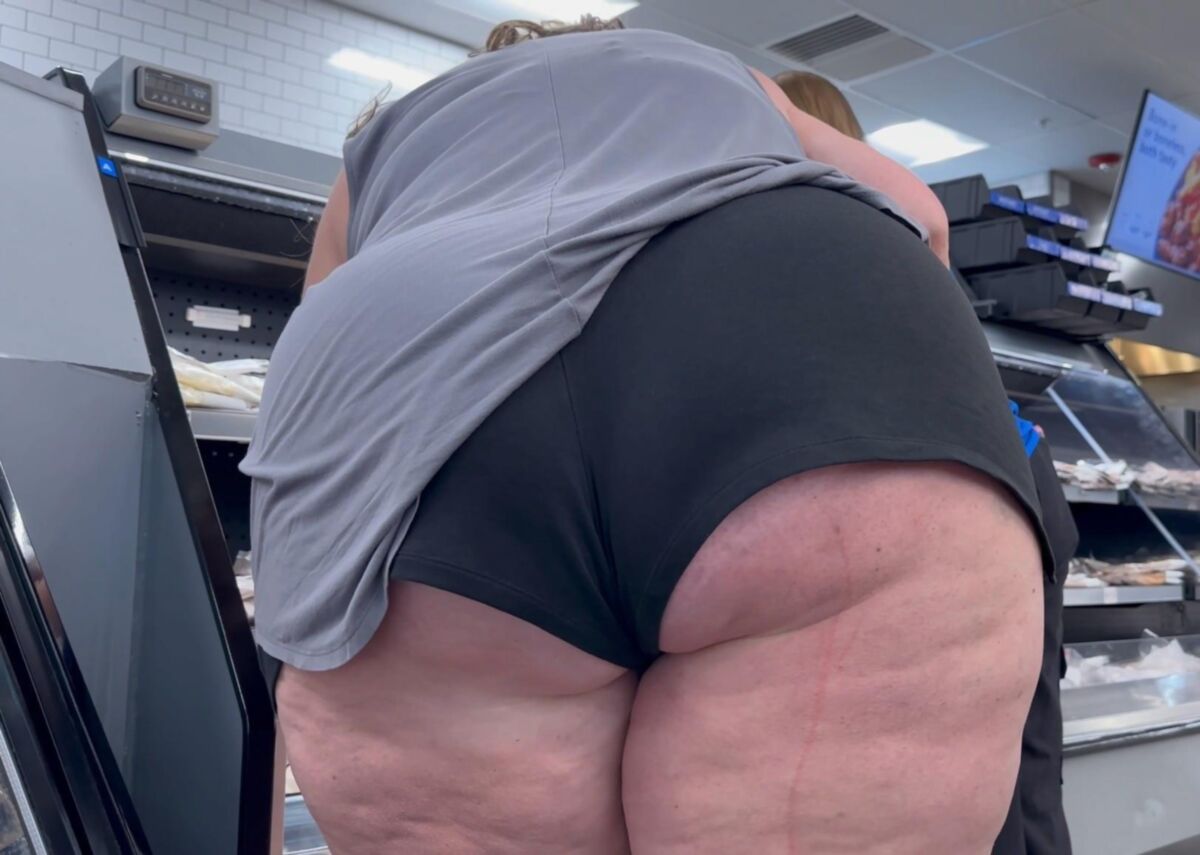 Candid BBW Big Ass Milf Cheeks In Shorts