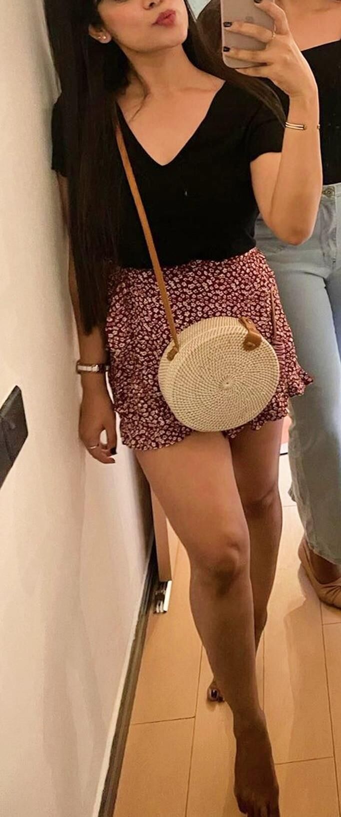 セクシーなおいしい足と美しい足を持つホットセクシーなアジアのホットワイフ