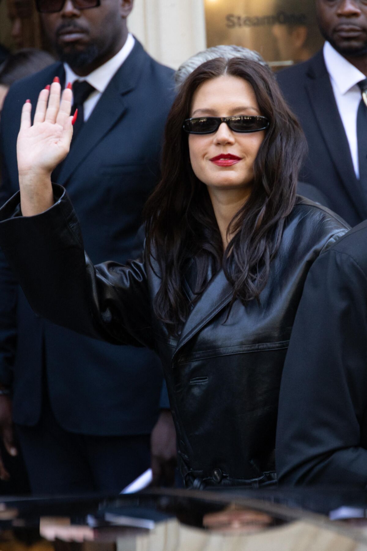 Adele Exarchopoulos en long manteau en cuir noir