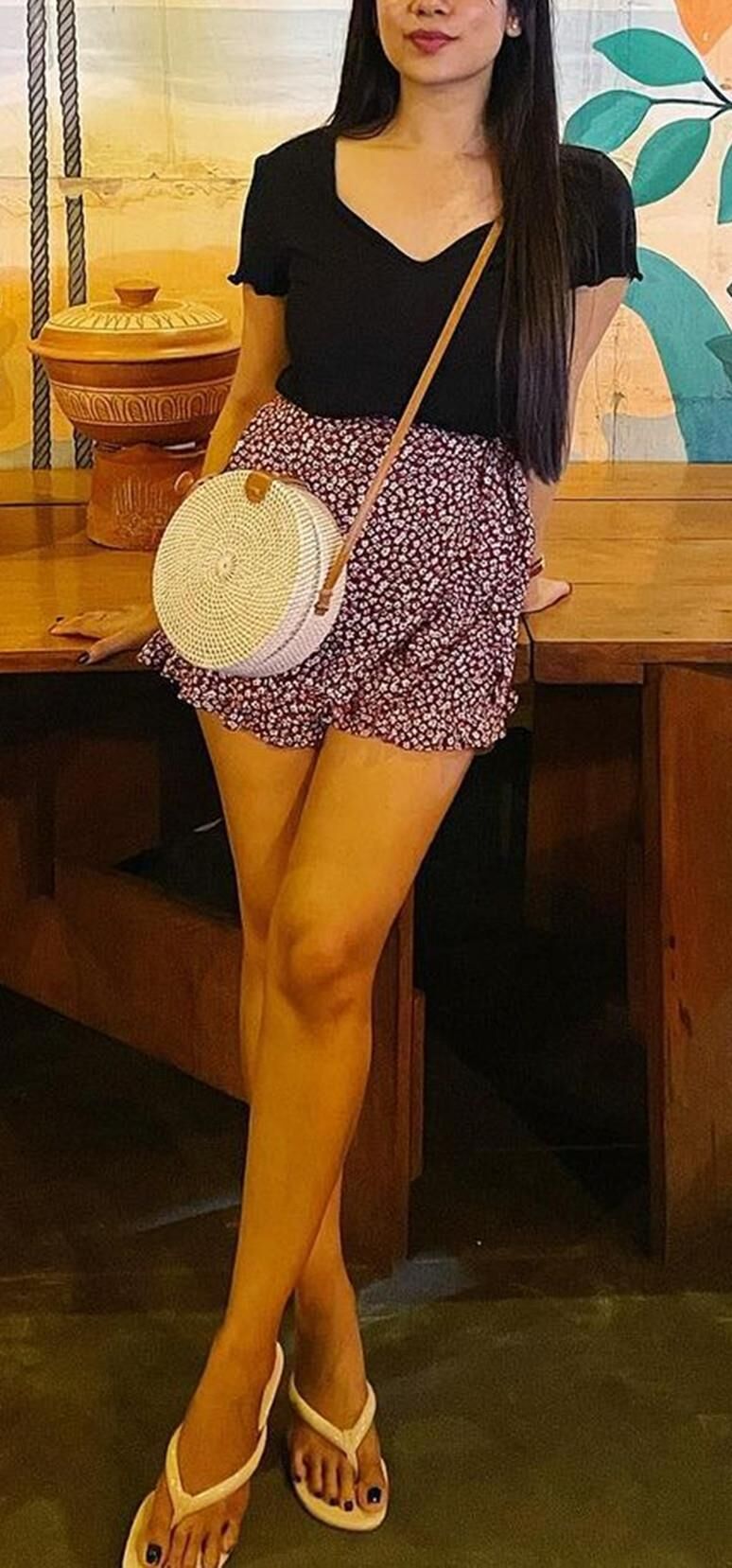 セクシーなおいしい足と美しい足を持つホットセクシーなアジアのホットワイフ