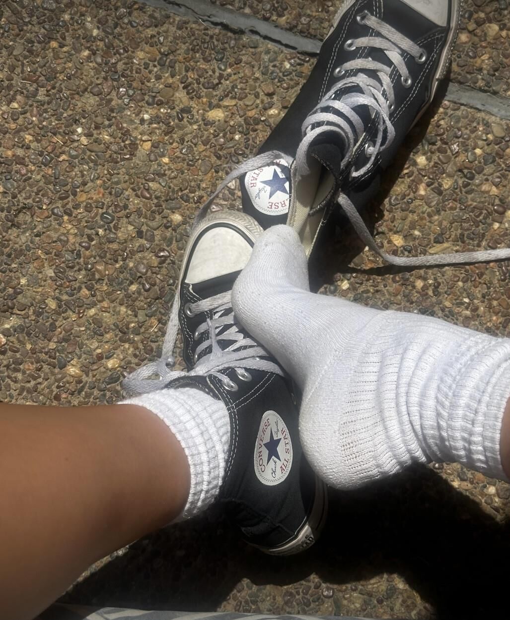 Kristin entfernen ihre schwarzen Gegner und Socken