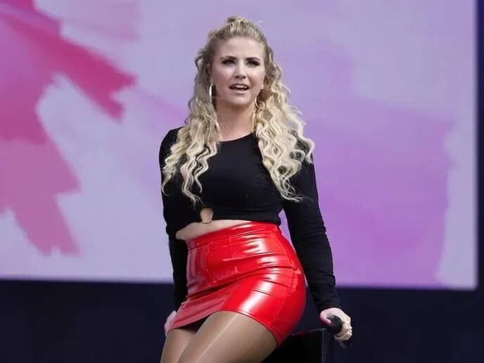 AI Beatrice Egli in Nylons 