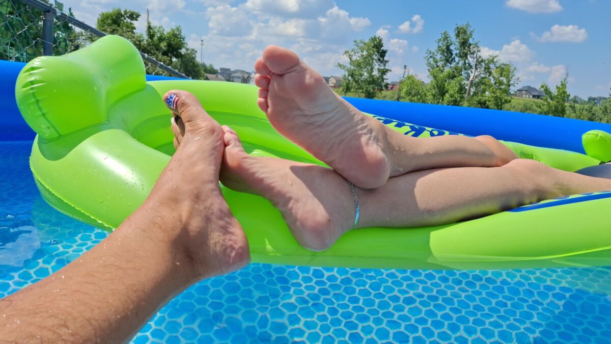 Barfuß Sommerspaß im Pool