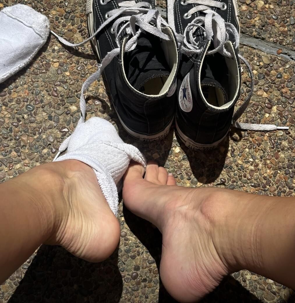 Kristin entfernen ihre schwarzen Gegner und Socken