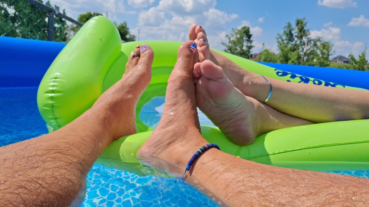 Barfuß Sommerspaß im Pool