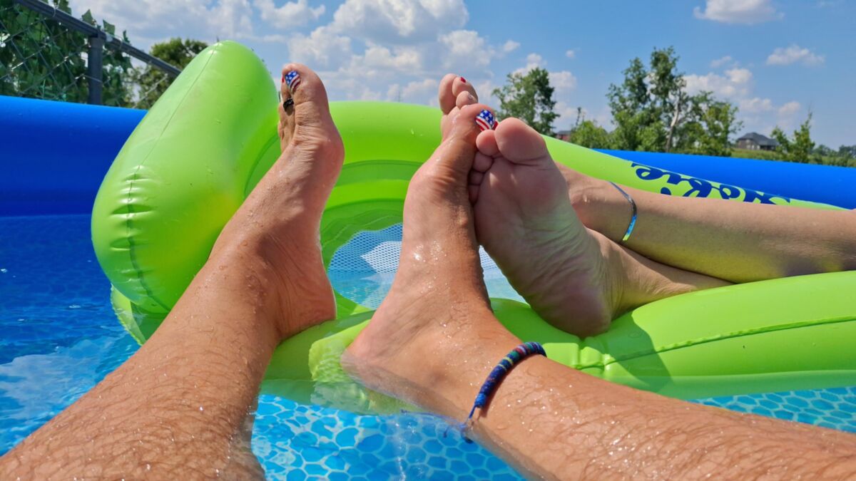 Barfuß Sommerspaß im Pool