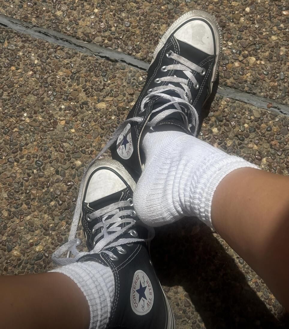 Kristin entfernen ihre schwarzen Gegner und Socken