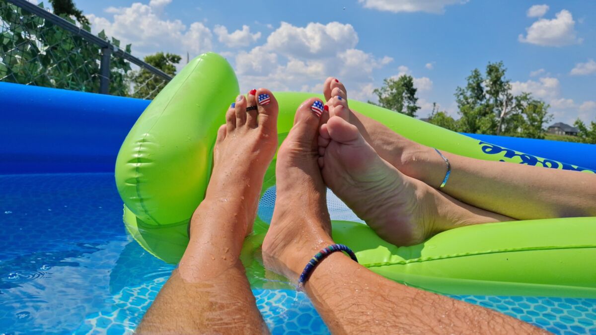 Barfuß Sommerspaß im Pool