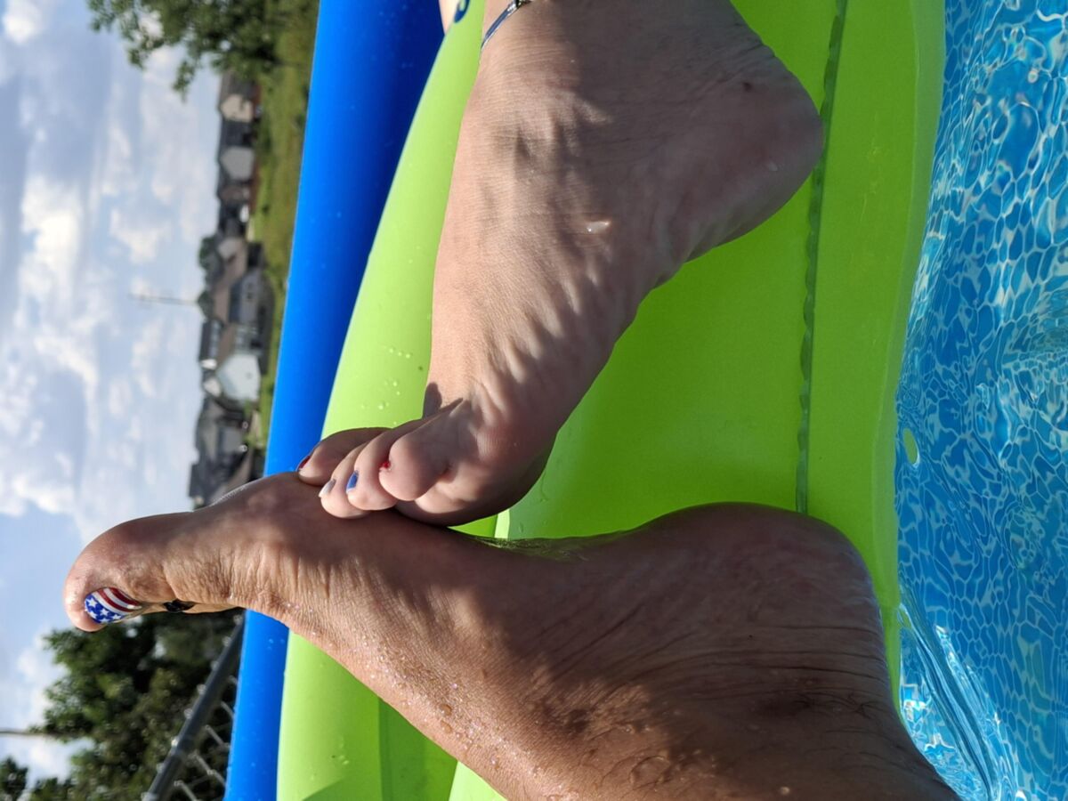 Barfuß Sommerspaß im Pool