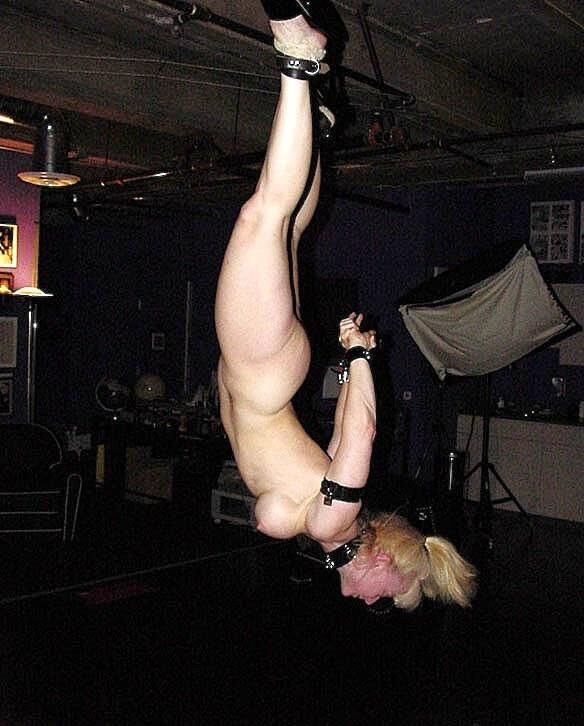 Ein paar Milf hängen herum und geben Kopf
