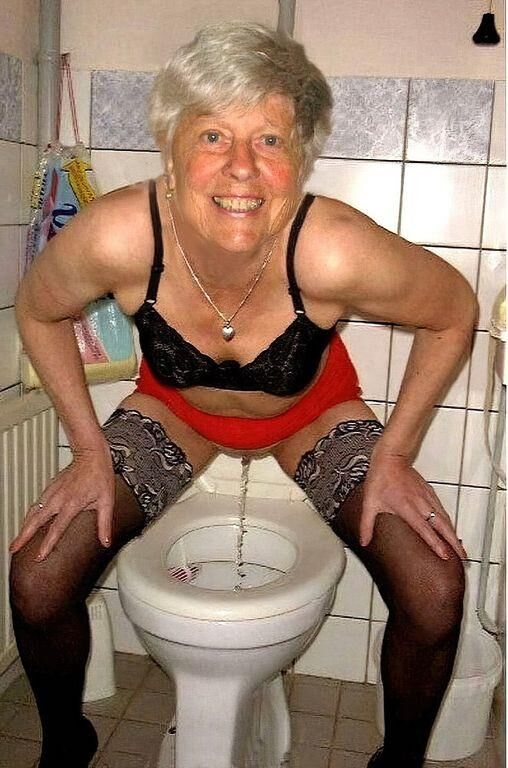 あなたがトイレに腹を立てている間、私は降りてあなたの女をなめることができますか