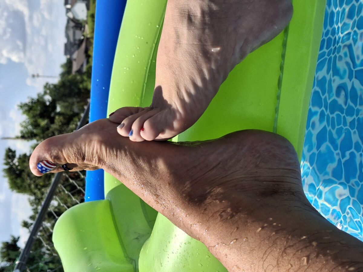 Barfuß Sommerspaß im Pool