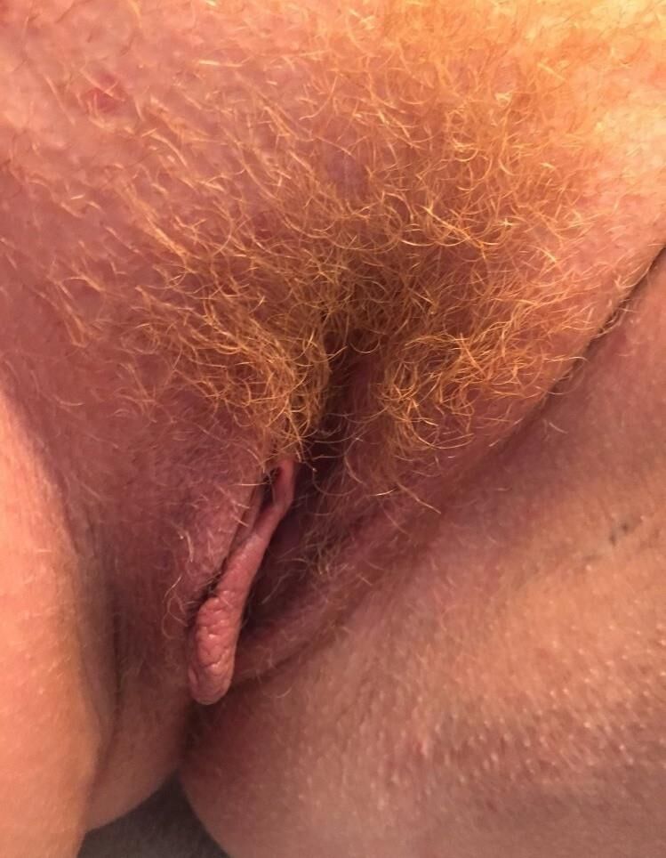 赤い暑い赤毛はとても近く、あなたはそれらを味わうことができます
