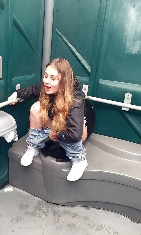 あなたがトイレに腹を立てている間、私は降りてあなたの女をなめることができますか