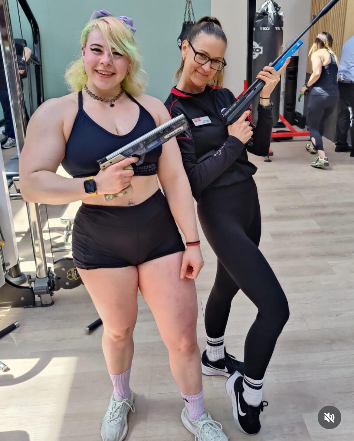 マッスルガールズチークとパワフル