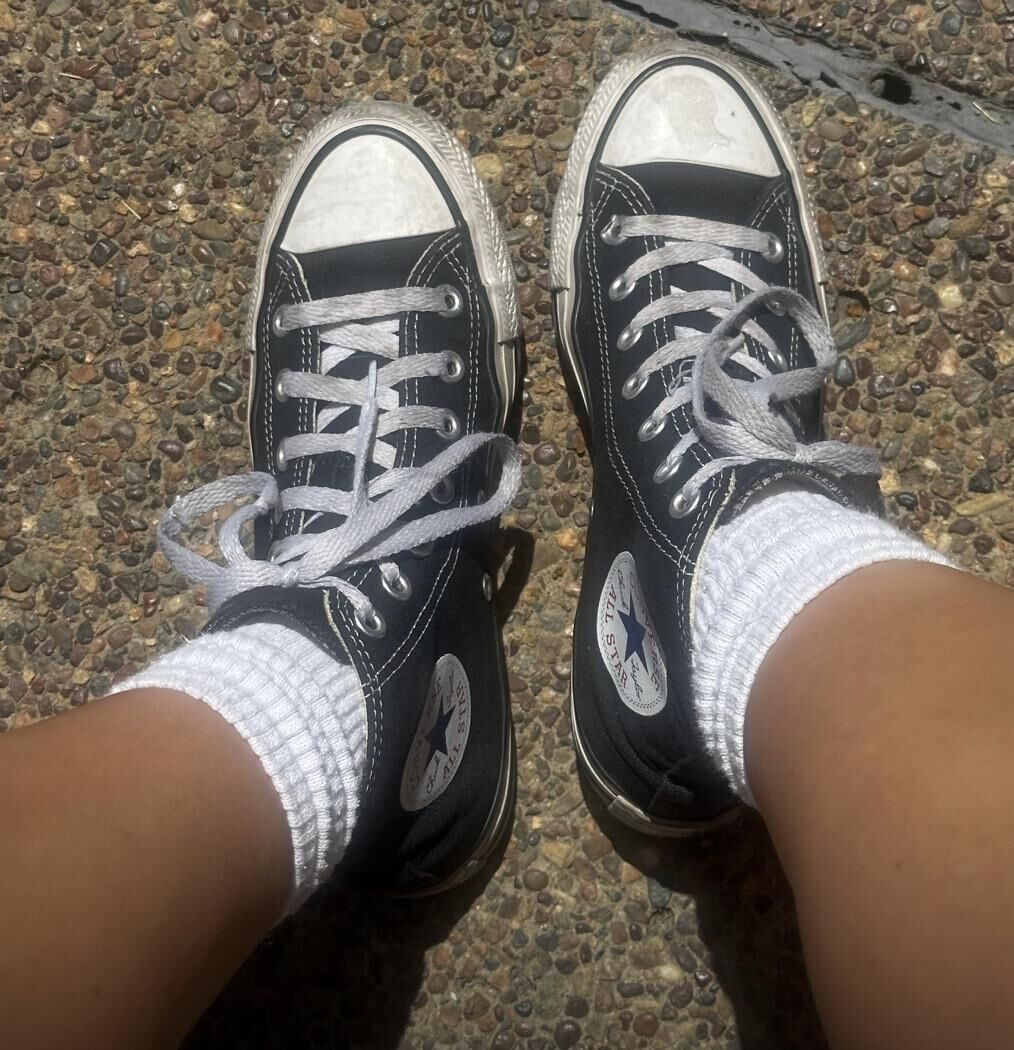 Kristin entfernen ihre schwarzen Gegner und Socken