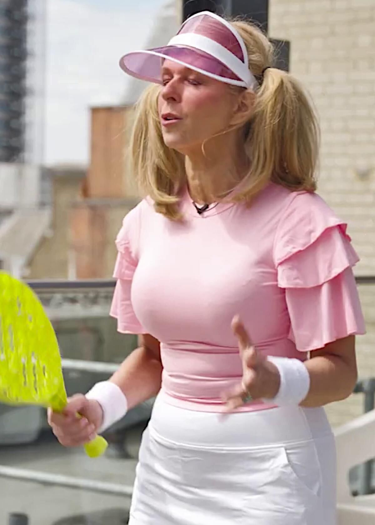 Busty UK MILF TIT SLUT KATE GARRAWAY、ドバイの後にロンドンに戻る
