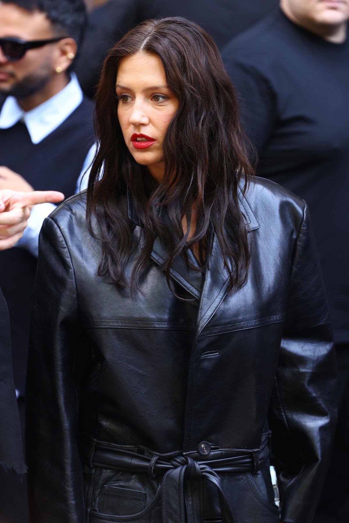 Adele Exarchopoulos en long manteau en cuir noir