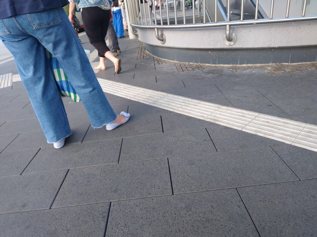 荒くて疲れた成熟した足