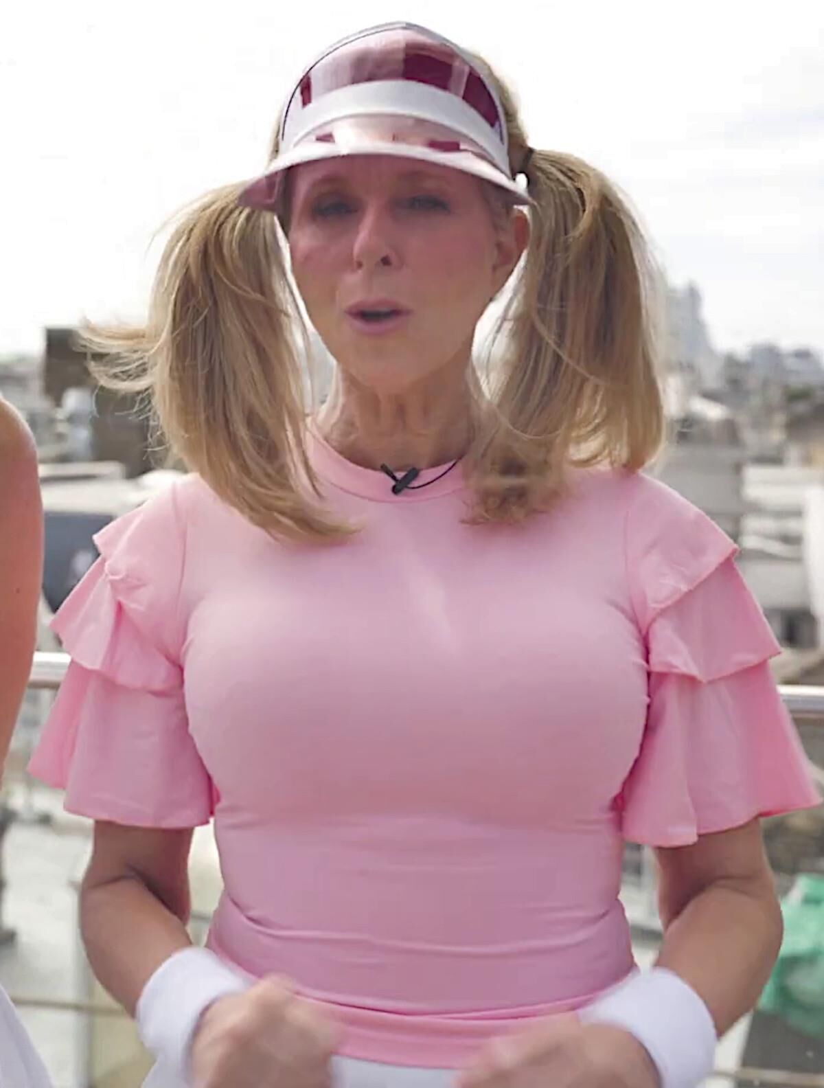 Busty UK MILF TIT SLUT KATE GARRAWAY、ドバイの後にロンドンに戻る