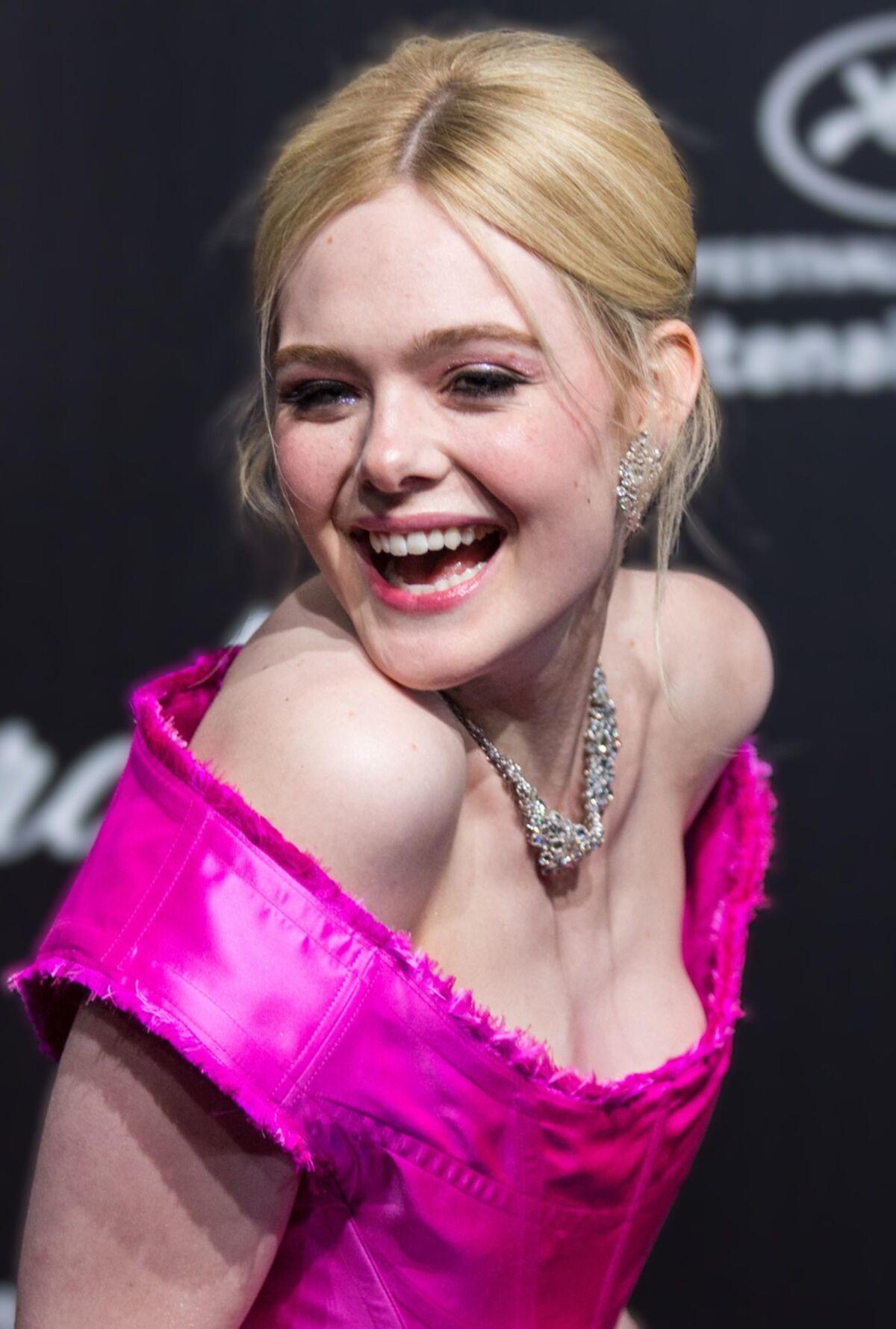 Celeb élégant teen salope Elle Fanning, élégant sperme et pisse put