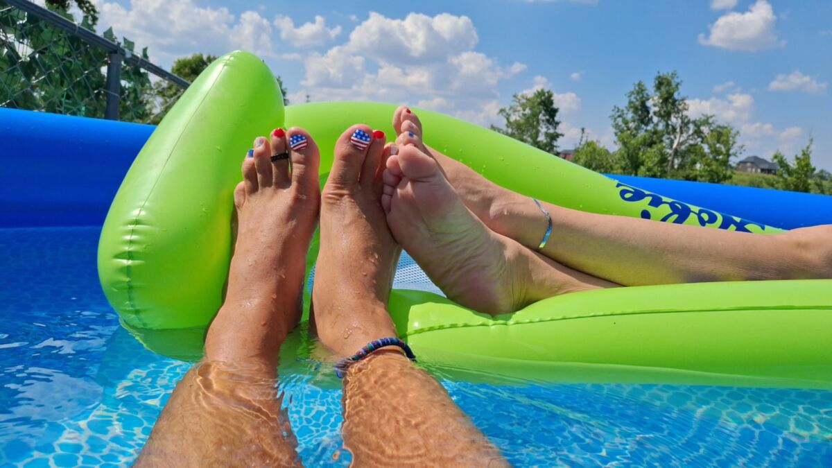 Barfuß Sommerspaß im Pool