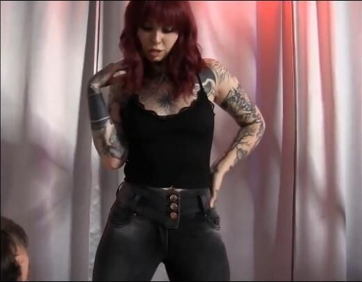 goth girl pissing her jeans