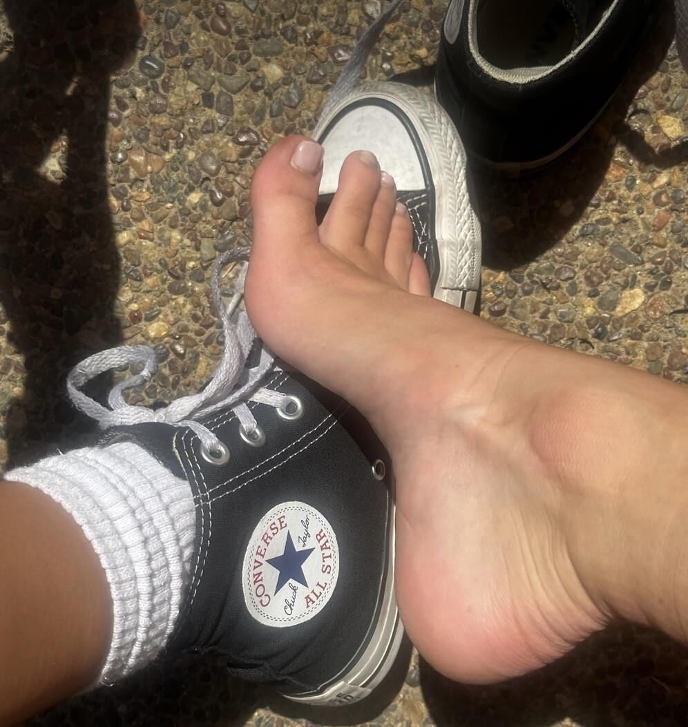 Kristin entfernen ihre schwarzen Gegner und Socken