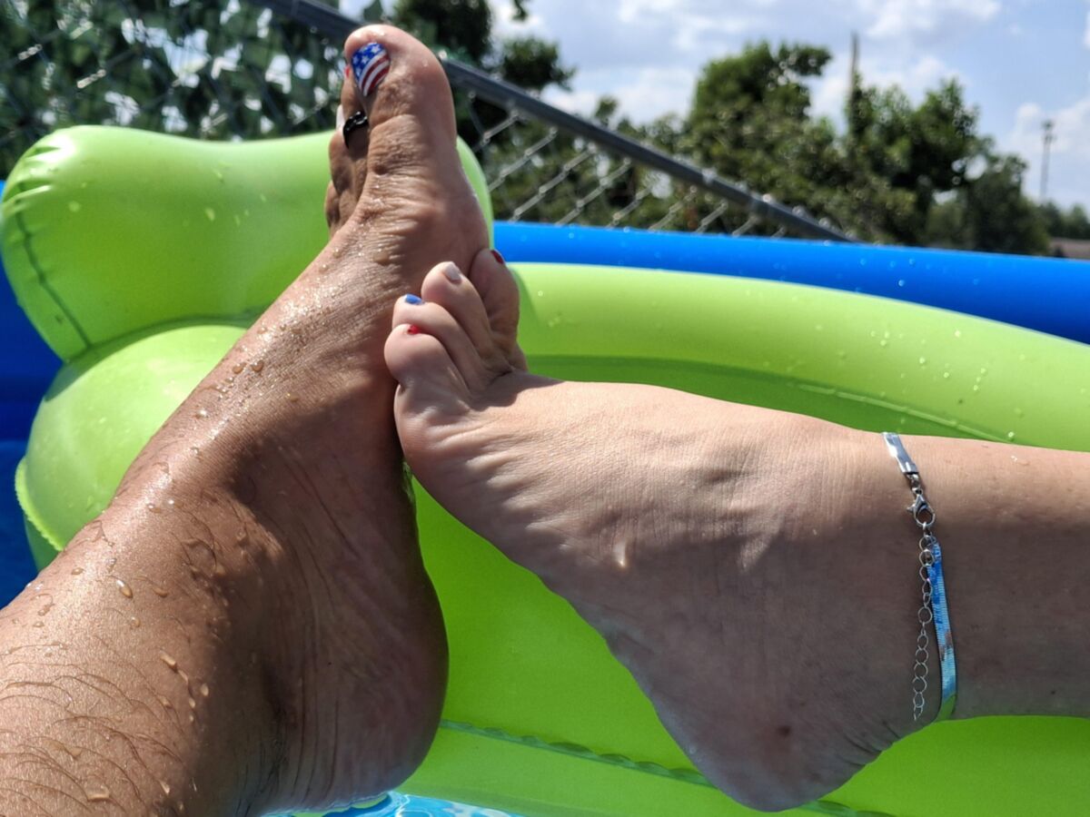 Barfuß Sommerspaß im Pool
