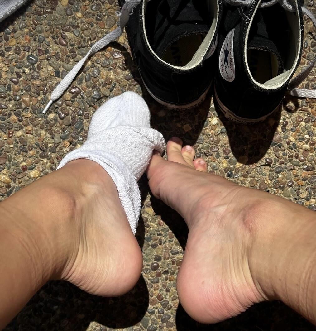 Kristin entfernen ihre schwarzen Gegner und Socken