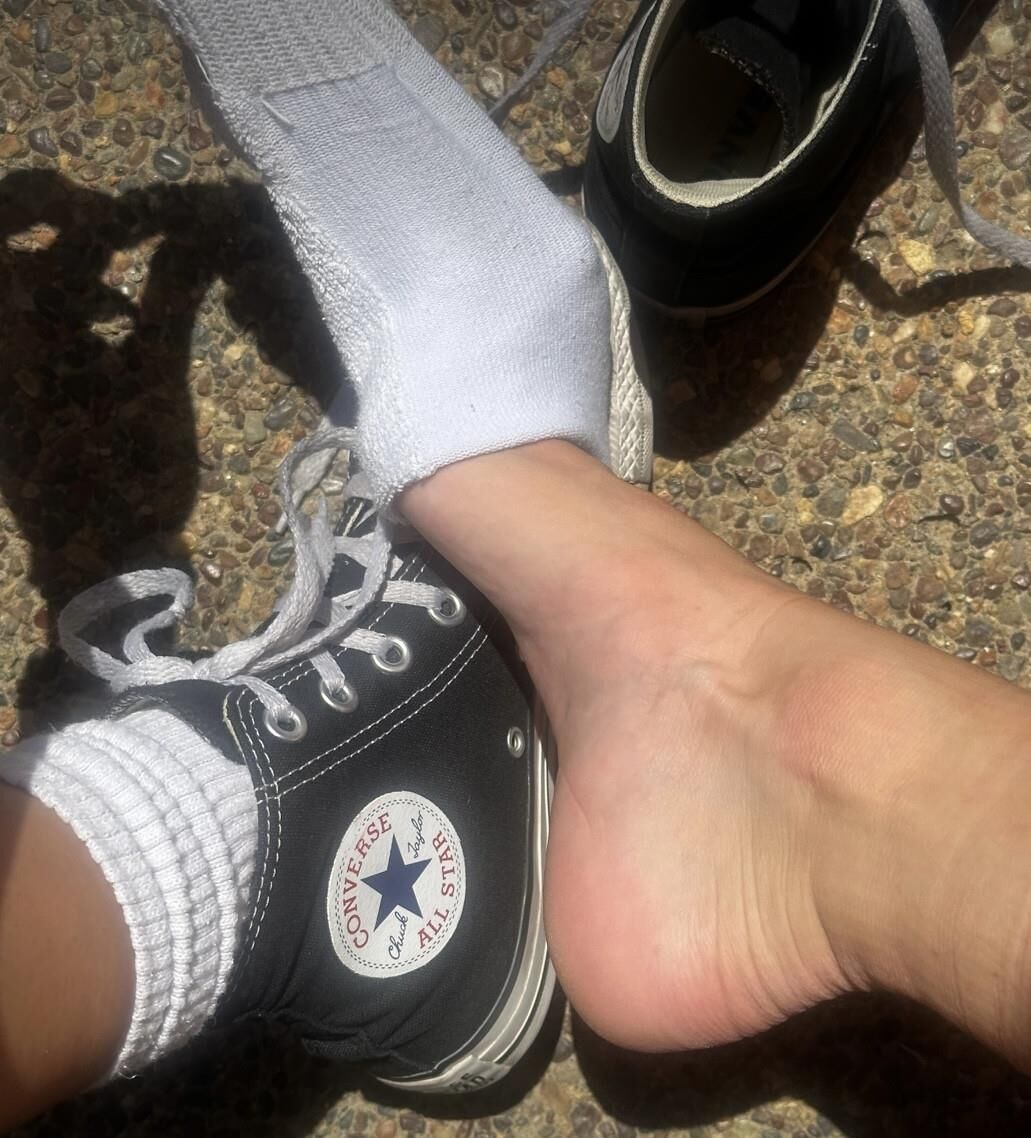Kristin entfernen ihre schwarzen Gegner und Socken