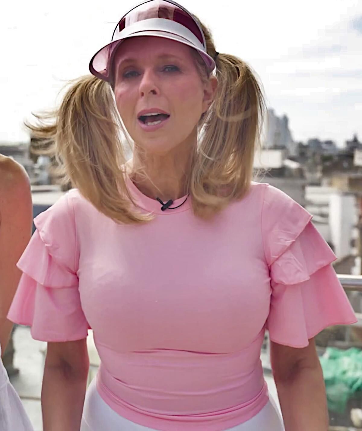 Busty UK MILF TIT SLUT KATE GARRAWAY、ドバイの後にロンドンに戻る