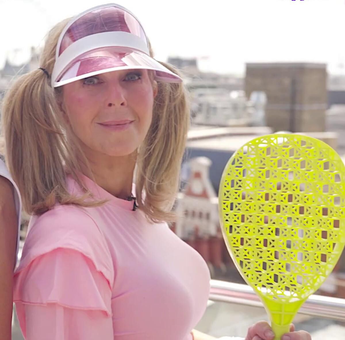 Busty UK MILF TIT SLUT KATE GARRAWAY、ドバイの後にロンドンに戻る